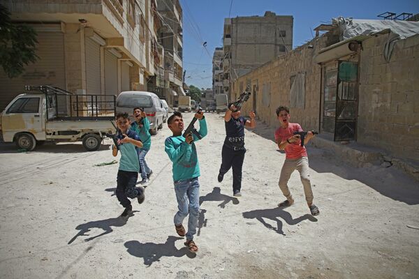 Crianças brincando com fuzis de plástico em Idlib, Síria - Sputnik Brasil