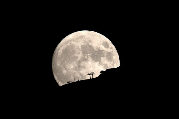 Subida mecânica em meio à Lua cheia perto da cordilheira de Aroania, na Grécia - Sputnik Brasil