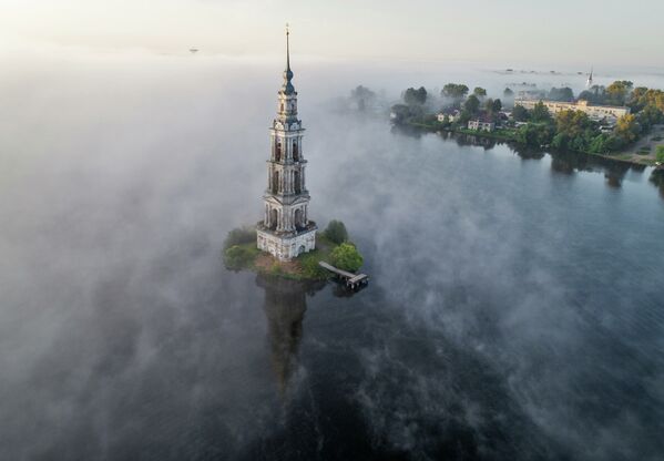 Torre sineira submersa da catedral de São Nicolau de Mira na região de Tver, Rússia - Sputnik Brasil