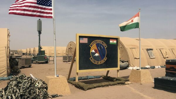 Bandeiras dos EUA e do Níger são hasteadas lado a lado na Base Aérea 201 de Agadez, Níger - Sputnik Brasil