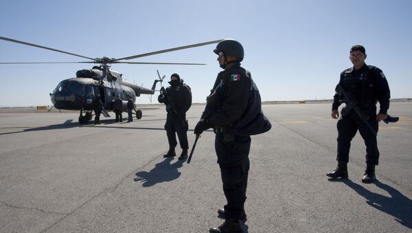 Policiais mexicanos em frente a um helicóptero Mi-8 de fabricação russa antes de uma patrulha sobre Ciudad Juarez, no México, em 8 de abril de 2010. - Sputnik Brasil