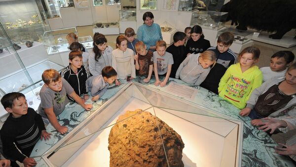 Museu de História Regional de Chelyabinsk expõe fragmento do meteorito que caiu na cidade em 2013. - Sputnik Brasil