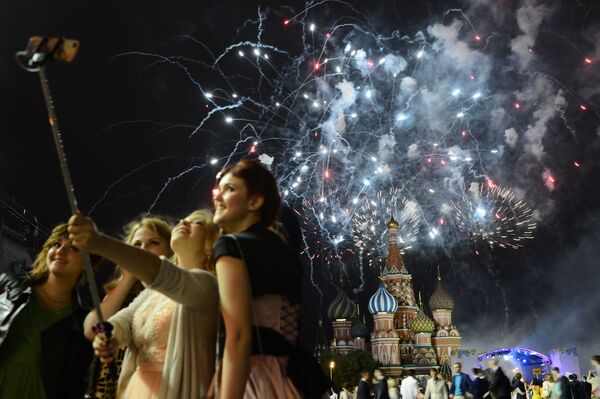 Graduados durante os fogos de artifício na Praça Vermelha em Moscou. - Sputnik Brasil