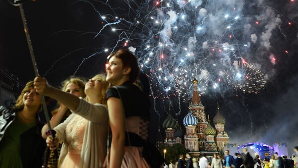 Graduados durante os fogos de artifício na Praça Vermelha em Moscou. - Sputnik Brasil