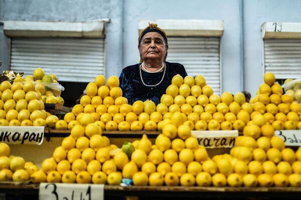 A vendedora no mercado em Baku. - Sputnik Brasil