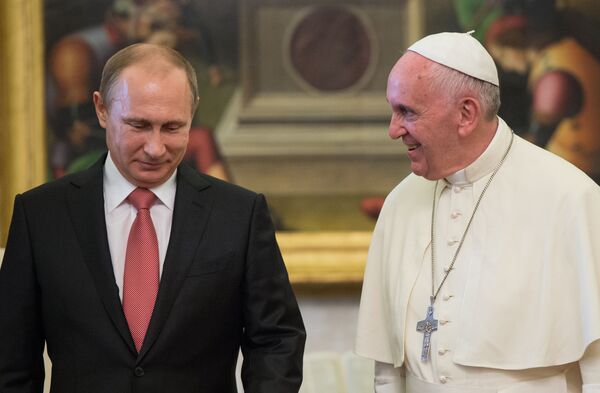 O presidente russo Vladimir Putin e o Papa Francisco durante um encontro no Vaticano. - Sputnik Brasil
