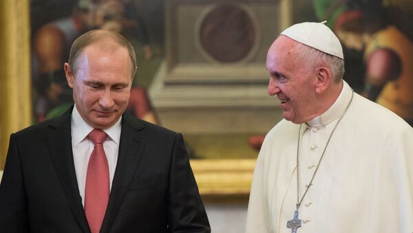 O presidente russo Vladimir Putin e o Papa Francisco durante um encontro no Vaticano em junho de 2015 - Sputnik Brasil