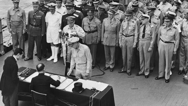 Mamoru Shigemitsu assina os papéis de rendição incondicional do Imperador Hirohito, comprometendo assim o Japão a aceitar a Declaração de Potsdam. - Sputnik Brasil