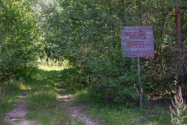 Placa com a inscrição Local perigoso na antiga base de Dvina, na Bielorrússia - Sputnik Brasil