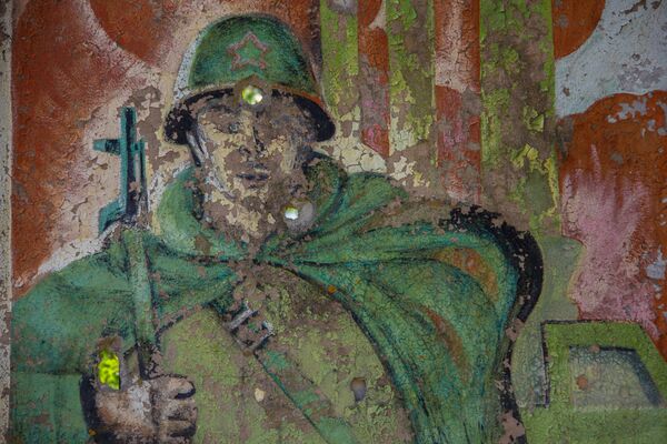 Painel com imagem de soldado na antiga base secreta de Dvina, na Bielorrússia - Sputnik Brasil
