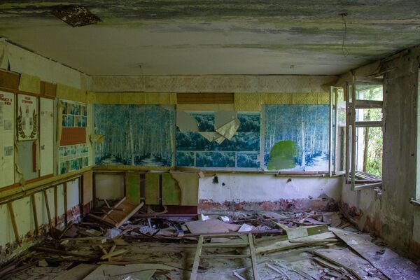 Fotos e quadros abandonados em uma sala da base secreta de Dvina, na Bielorrússia - Sputnik Brasil