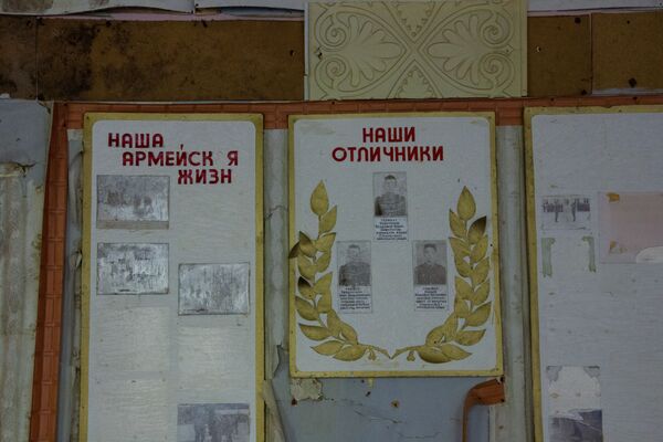Painéis de informação com fotos de soldados na base militar abandonada de Dvina, perto da cidade de Postavy, na Bielorrússia - Sputnik Brasil
