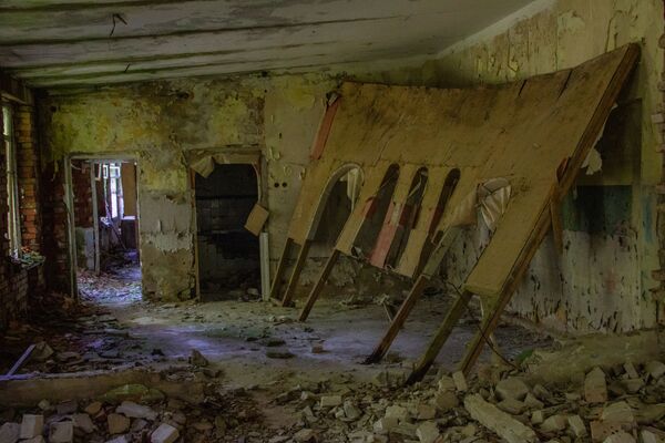 Quarto destruído na base abandonada de Dvina, perto da cidade de Postavy, na Bielorrússia - Sputnik Brasil