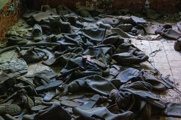 Botas de soldados na base abandonada de Dvina, perto da cidade de Postavy, na Bielorrússia - Sputnik Brasil