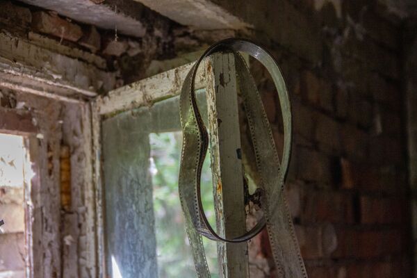 Velha película em janela na antiga base secreta de Dvina, na Bielorrússia - Sputnik Brasil