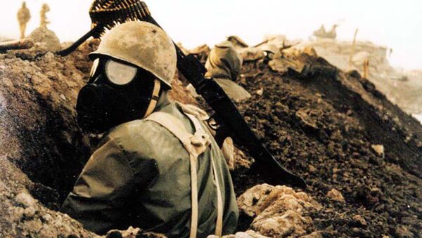 Soldado iraniano com máscara de gás durante a Guerra Irã-Iraque - Sputnik Brasil