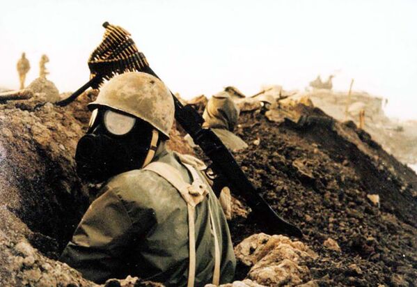 Soldado iraniano com máscara de gás durante a Guerra Irã-Iraque - Sputnik Brasil