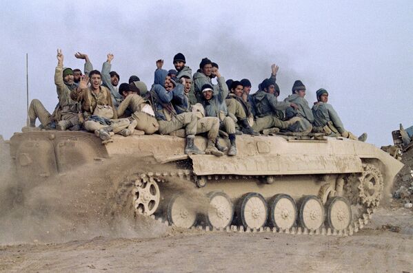 Sentados em um veículo blindado de transporte pessoal, soldados da Guarda Revolucionária Iraniana comemoram vitória do Irã contra as tropas iraquianas, em 24 de janeiro de 1987 - Sputnik Brasil
