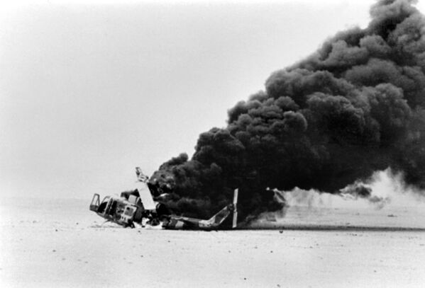 Helicóptero iraniano jogando fumaça por ter sido atingido pela defesa antiaérea iraquiana perto de Abadan, em 17 de novembro de 1980 - Sputnik Brasil