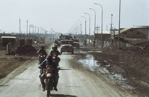 Tropas iranianas em território recém-conquistado no porto petrolífero de Faw, no Iraque, em fevereiro de 1986 - Sputnik Brasil