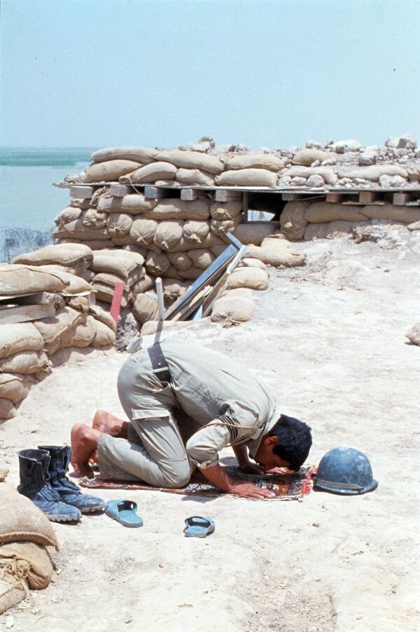 Soldado iraquiano deixou trincheira para rezar em direção à Meca durante o Ramadã, em junho de 1984 - Sputnik Brasil