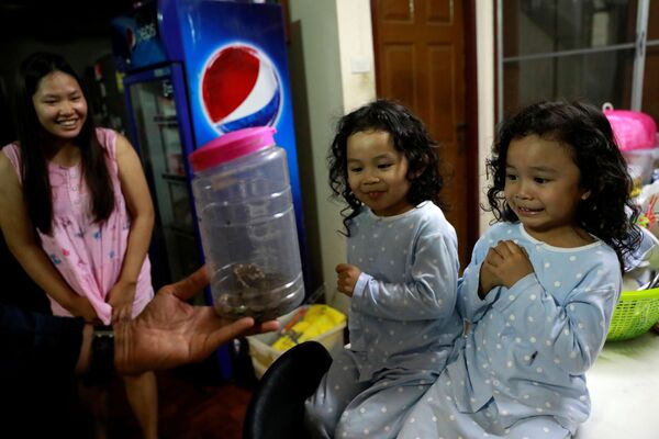 Reação de garotas enquanto bombeiro Pinyo Pukpinyo mostra uma pequena píton
 - Sputnik Brasil