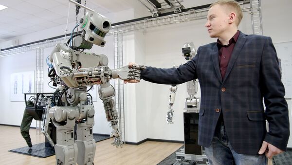 Teste com o robô humanoide russo Fyodor, também conhecido como Skybot F-850, em um laboratório de Magnitogorsk, na região russa de Chelyabinsk (arquivo) - Sputnik Brasil