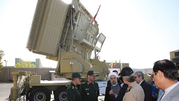 Presidente do Irã Hassan Rouhani e ministro da Defesa Hossein Dehghan junto ao sistema de defesa antiaérea Bavar-300 - Sputnik Brasil