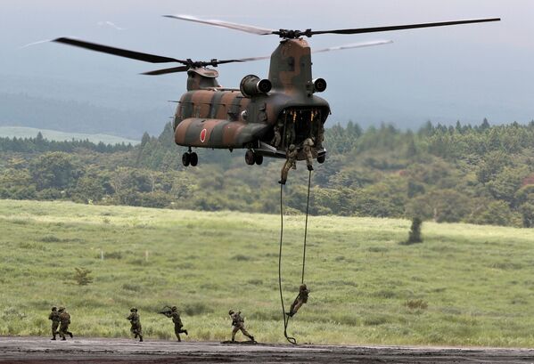 Soldados descendo de helicóptero Boeing CH-47 Chinook - Sputnik Brasil
