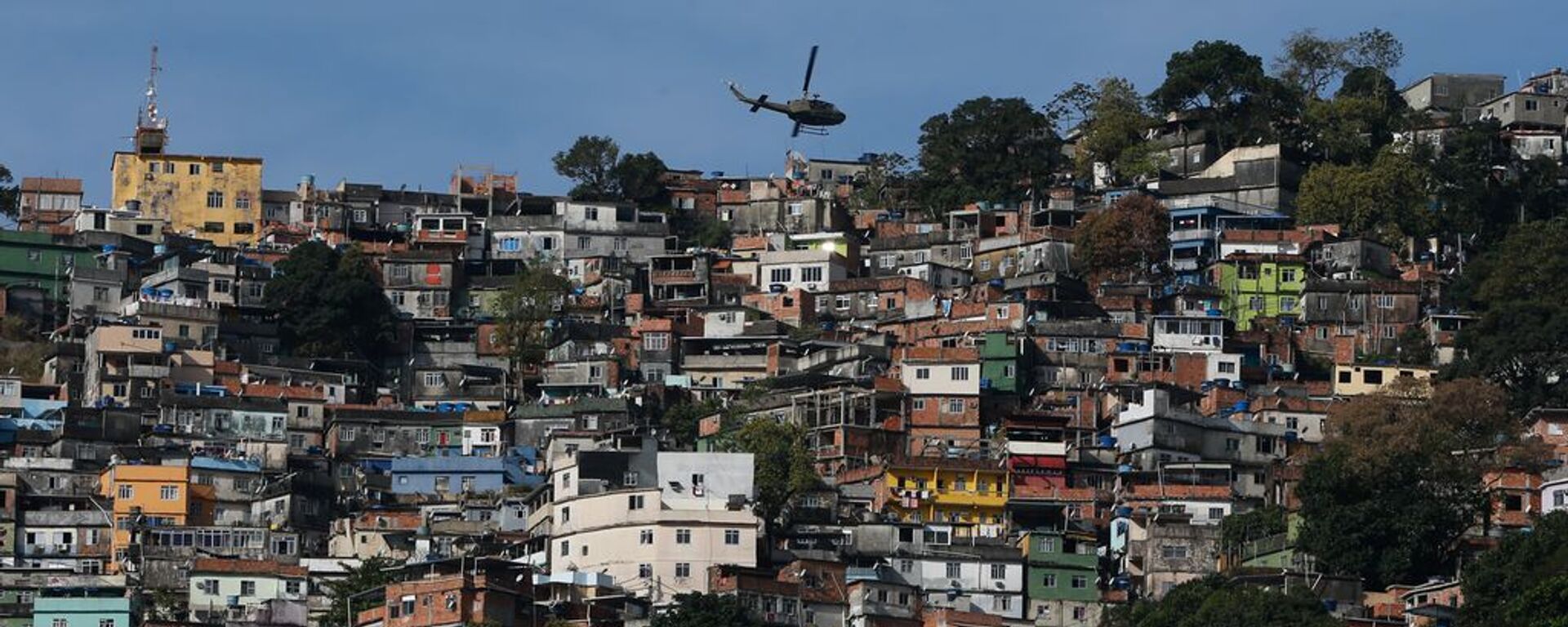 Operação policial na favela da Rocinha, no Rio de Janeiro. Policiais militares fazem operação na favela da Rocinha após guerra entre quadrilhas rivais de traficantes pelo controle da área. - Sputnik Brasil, 1920, 08.10.2021