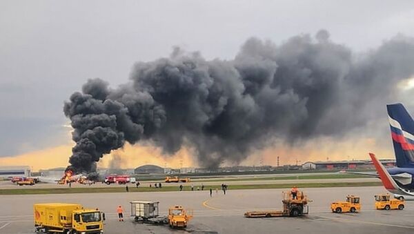 Um avião de passageiros em chamas após um pouso de emergência no aeroporto de Sheremetyevo, nos arredores de Moscou - Sputnik Brasil