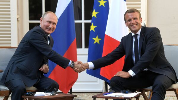 Presidente da Rússia, Vladimir Putin, e presidente da França, Emmanuel Macron, durante o recente encontro no sul da França - Sputnik Brasil