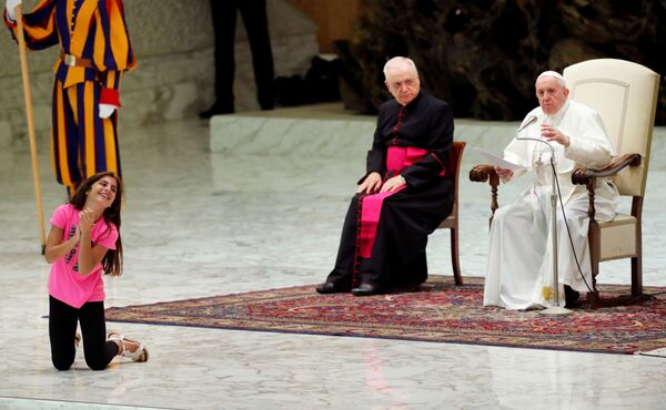 Criança ouve o discurso do Papa Francisco na sala São Paulo VI, na cidade do Vaticano - Sputnik Brasil