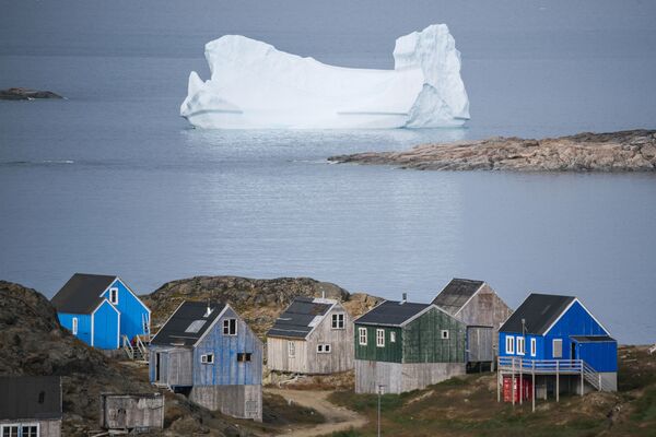 Iceberg perto da cidade de Kulusuk, na Groenlândia - Sputnik Brasil
