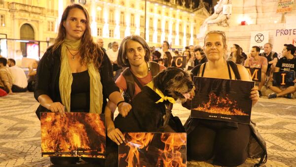 Ativistas em Lisboa protestam contra incêndios na Amazônia e cobram medidas do presidente do Brasil, Jair Bolsonaro. Foto de 23 de agosto de 2019. - Sputnik Brasil