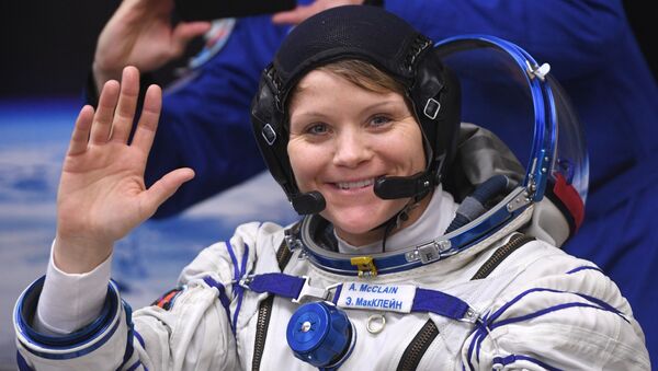 Astronauta da NASA Anne McClain antes do lançamento do foguete Soyuz no cosmódromo de Baikonur - Sputnik Brasil