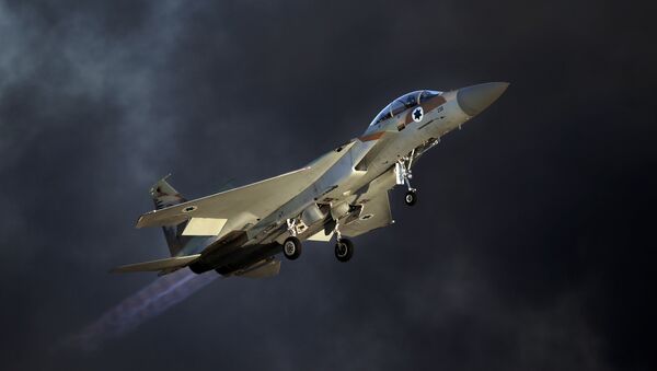 Caça israelense F-15 E fazendo acrobacias aéreas (imagem referencial) - Sputnik Brasil
