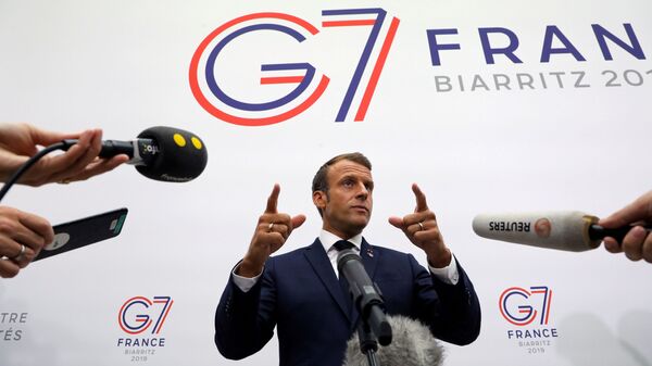 Presidente francês Emmanuel Macron gesticula ao falar à imprensa após uma sessão plenária no centro de Bellevue, em Biarritz, França, 25 de agosto de 2019 - Sputnik Brasil
