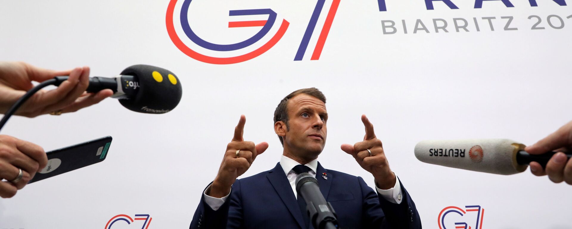 Presidente francês Emmanuel Macron gesticula ao falar à imprensa após uma sessão plenária no centro de Bellevue, em Biarritz, França, 25 de agosto de 2019 - Sputnik Brasil, 1920, 09.09.2019