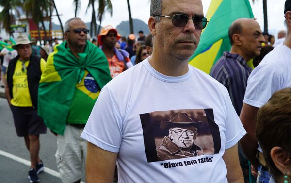 Homem em ato do Vem Pra Rua em Copacabana. - Sputnik Brasil