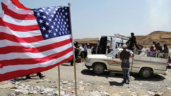 Bandeira dos EUA hasteada na fronteira entre Iraque e Síria, em Feeshkhabour (foto de arquivo) - Sputnik Brasil