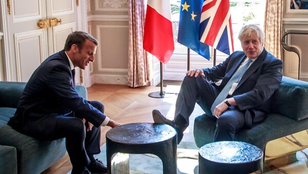 O presidente da França, Emmanuel Macron e o primeiro-ministro do Reino Unido, Boris Johnson, durante um encontro no Palácio do Eliseu, em Paris. Foto de 22 de agosto de 2019. - Sputnik Brasil