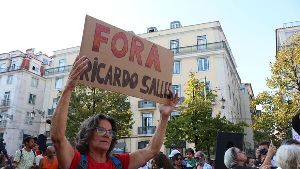Manifestante durante ato contra queimadas na Amazônia em Lisboa, Portugal - Sputnik Brasil