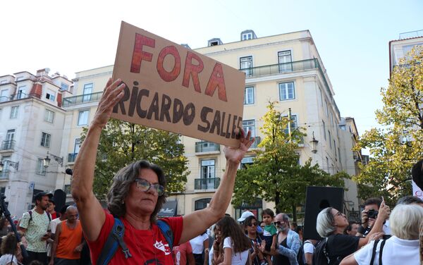 Manifestante durante ato contra queimadas na Amazônia em Lisboa, Portugal - Sputnik Brasil