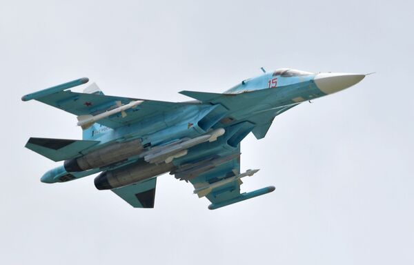 Caça-bombardeiro russo Su-34 realiza voo de demonstração no show aéreo MAKS-2019 - Sputnik Brasil