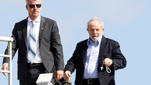 O ex-presidente do Brasil, Luiz Inácio Lula da Silva chega à sede da Polícia Federal em Curitiba,  onde cumpre sua sentença, após ir ao velório de seu neto de 7 anos, em 2 de março de 2019. - Sputnik Brasil