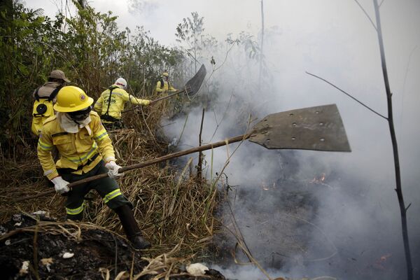 Пожарные тушат пожар неподалеку от города Порто-Велью в Бразилии - Sputnik Brasil