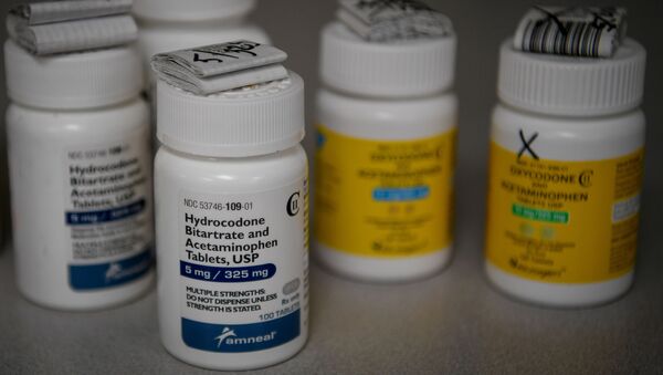 Frascos de opioides em farmácia dos EUA. - Sputnik Brasil