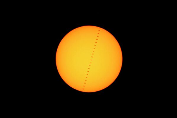 Estação Espacial Internacional no momento em que passa pelo Sol - Sputnik Brasil
