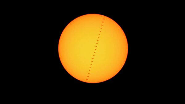 Estação Espacial Internacional no momento em que passa pelo Sol - Sputnik Brasil